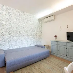 99 Via Esino Appartamento